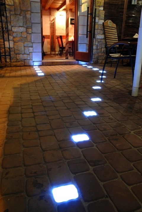 ZESTAW 8x ŚWIECĄCA KOSTKA BRUKOWA LED BRUKLUX 10 X 14 x 6 cm